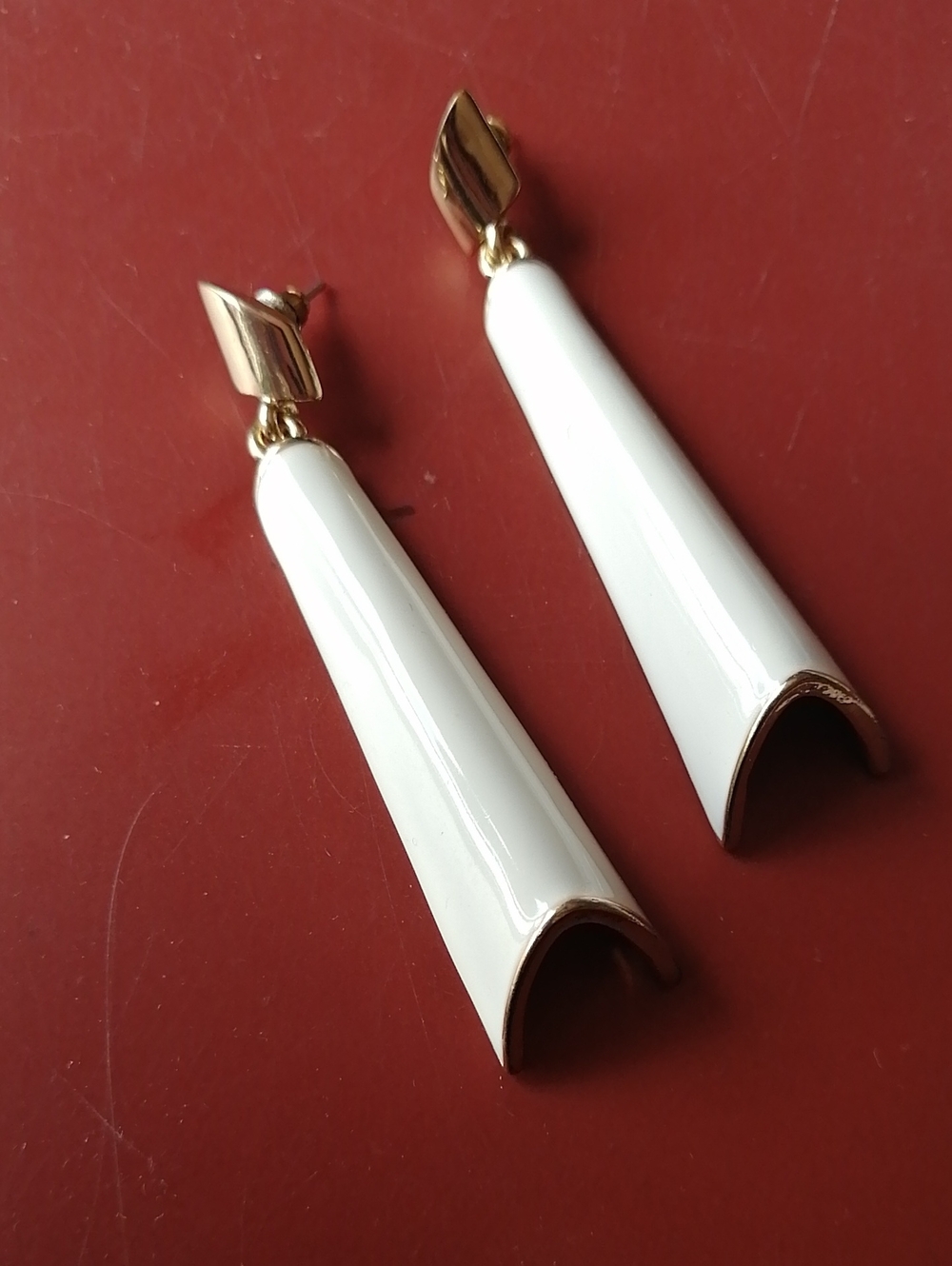 Retro-modernist Geometric Elongated Glossy White Enamel Goldtone Drop Earrings
